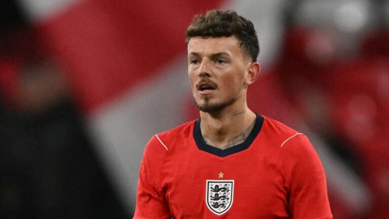 Henderson defends White over England boos and urges fans not to believe media narrative